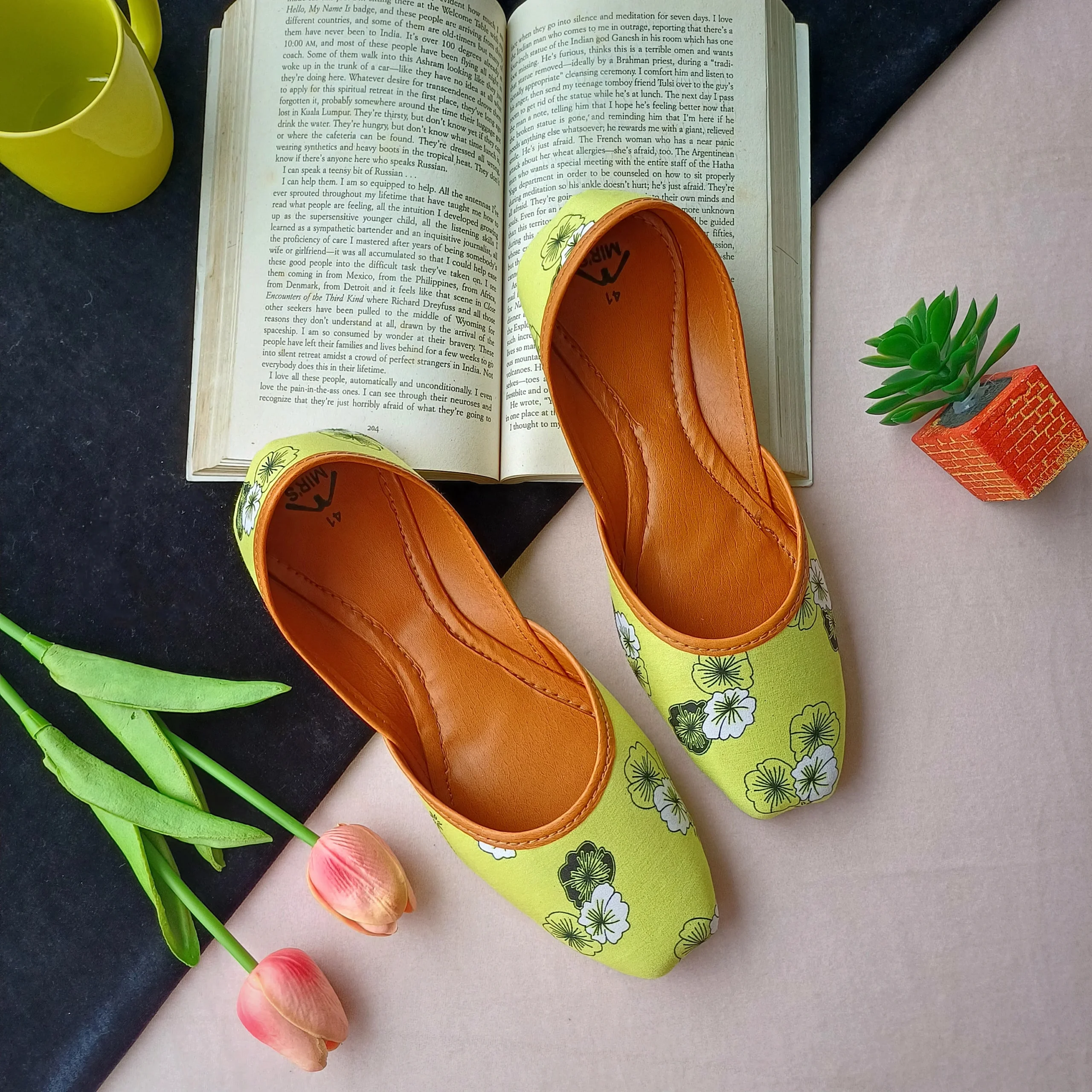 Image 2 of Printed Jutti (Lemon)