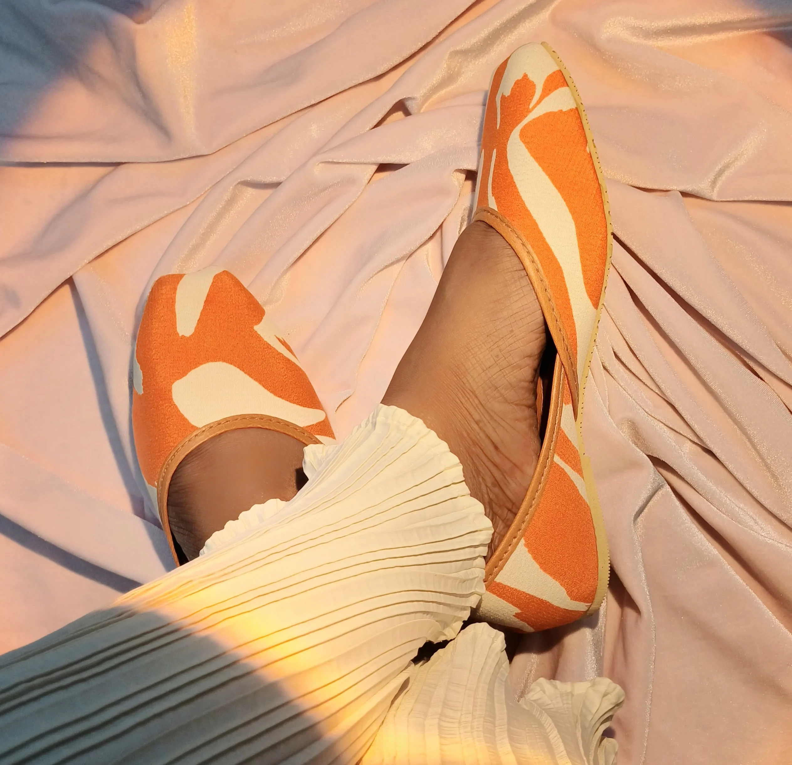 Image of Printed Jutti (Orange & White)